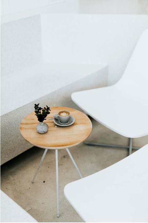 Extendable dining table